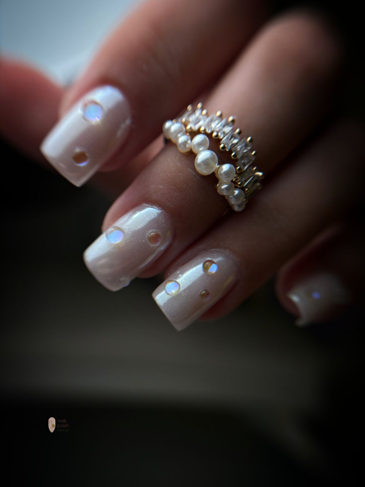Melkwitte nagels met parelstippen