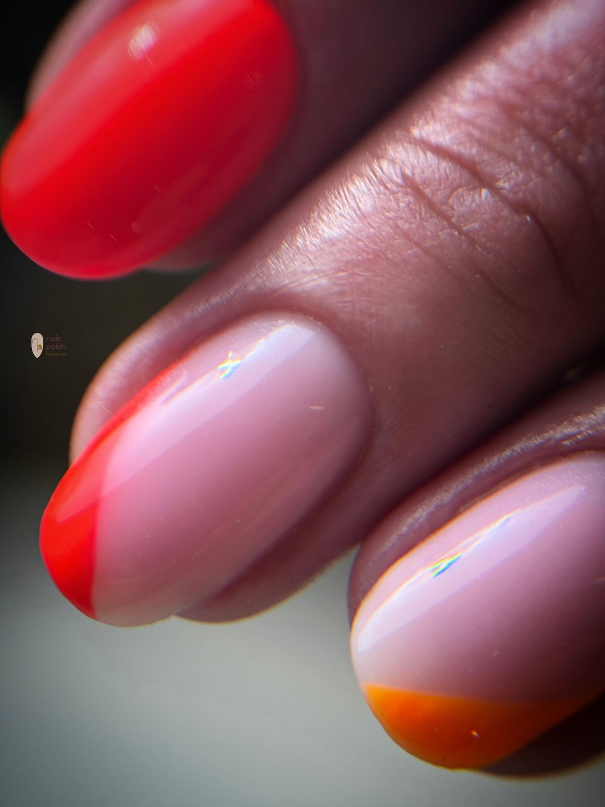Roze nagels met een schuine rode en oranje french