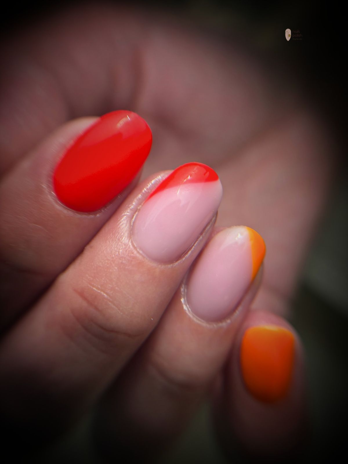 Rode en oranje french op roze nagels