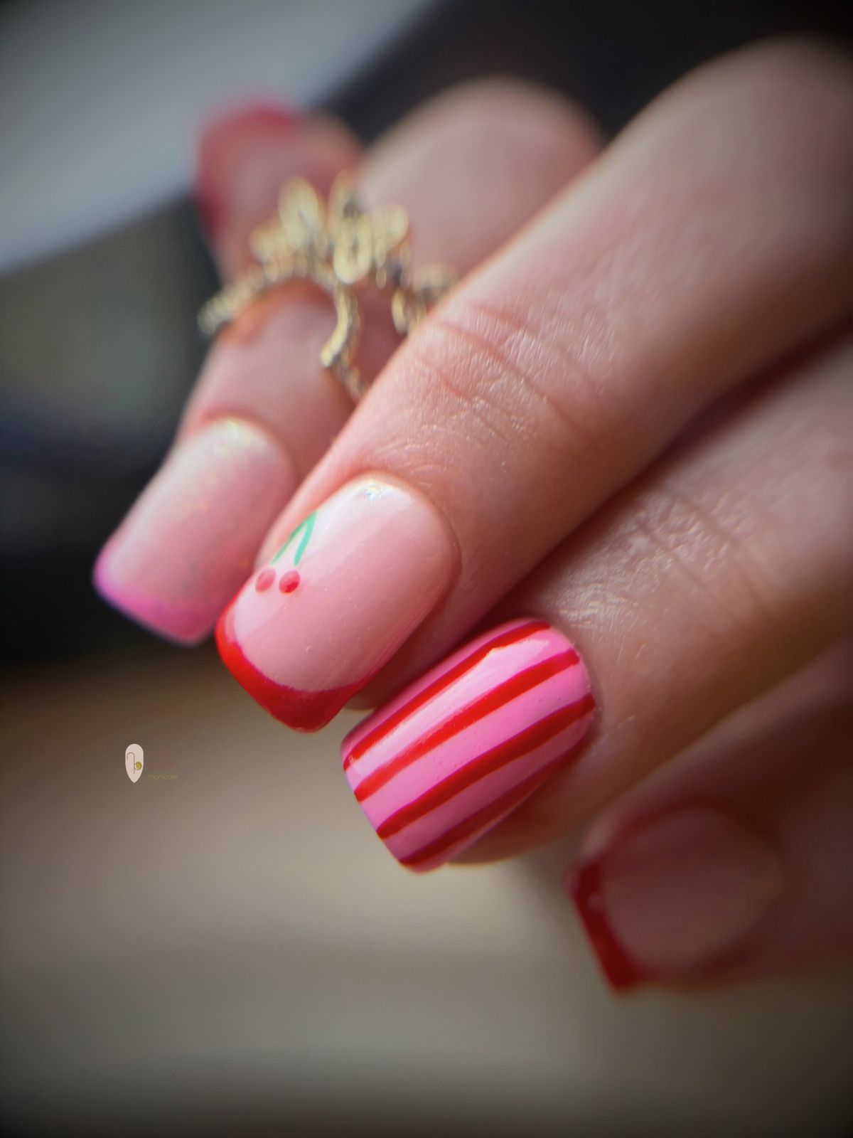 Roze nagels met kersen en rode strepen