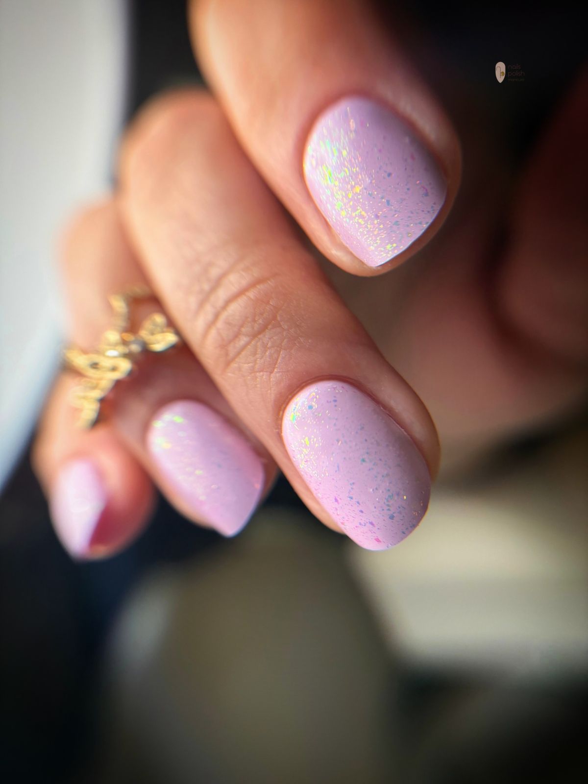 Lila nagels met parelmoerglans en goudvlokjes