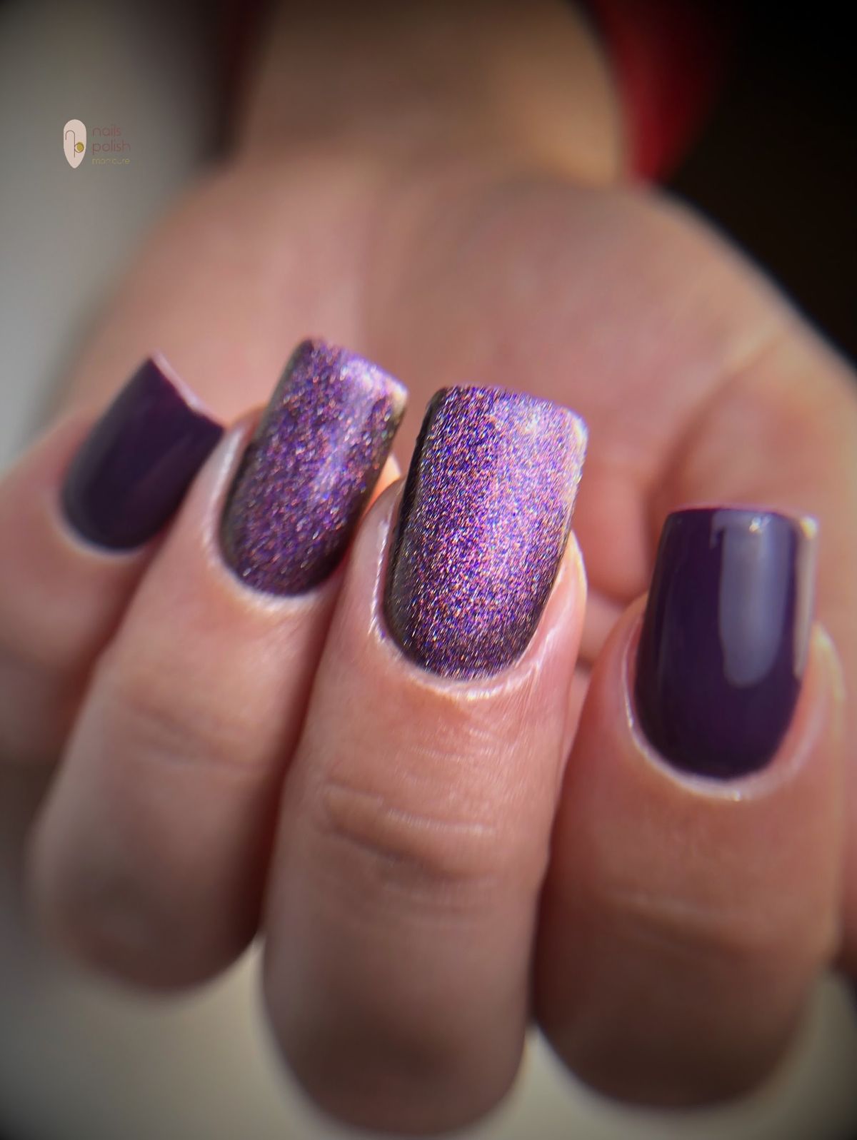 Aubergine nagels met glitteraccenten