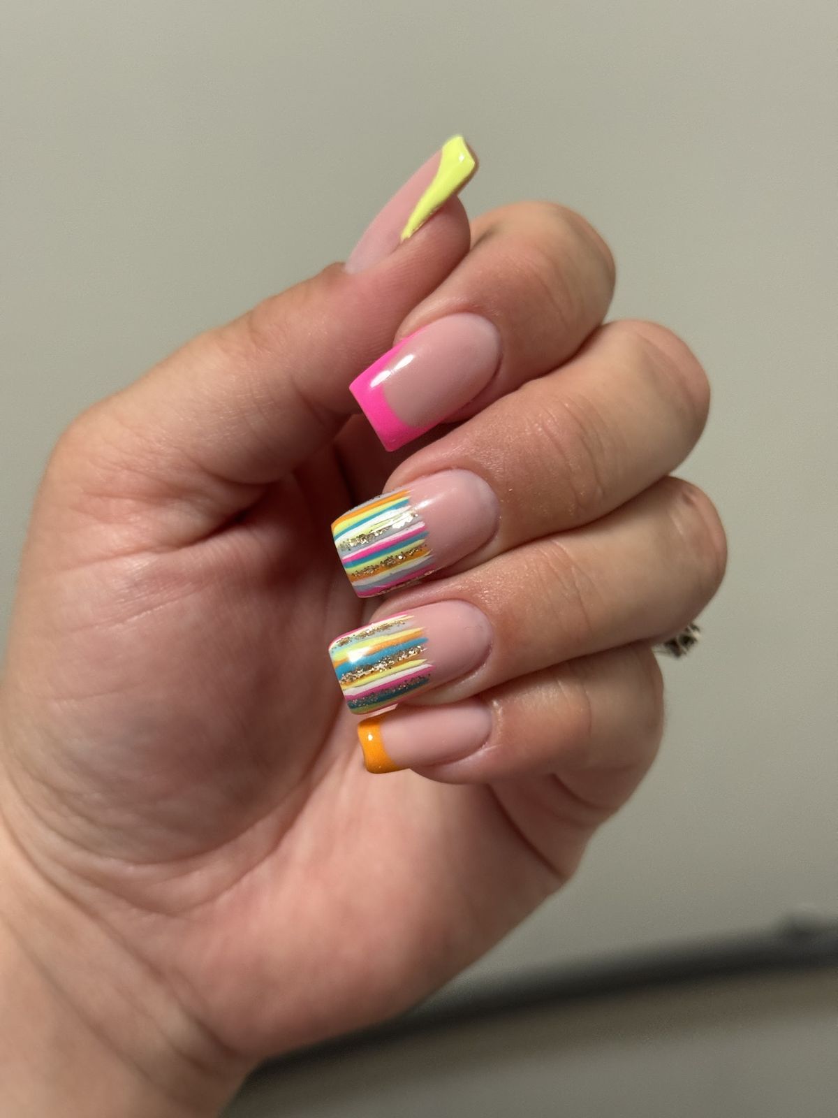 Naturel nagels met neonroze en holografische tips