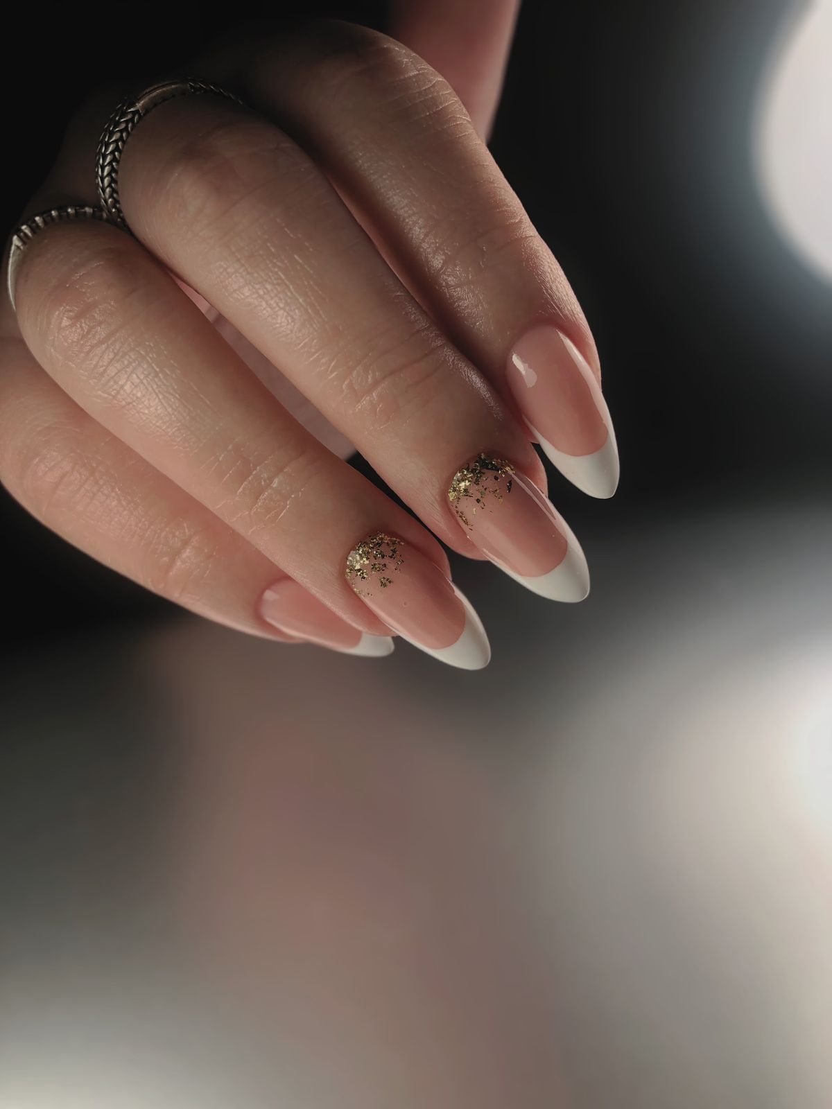 Naturel amandelnagels met witte tip en gouden glitter