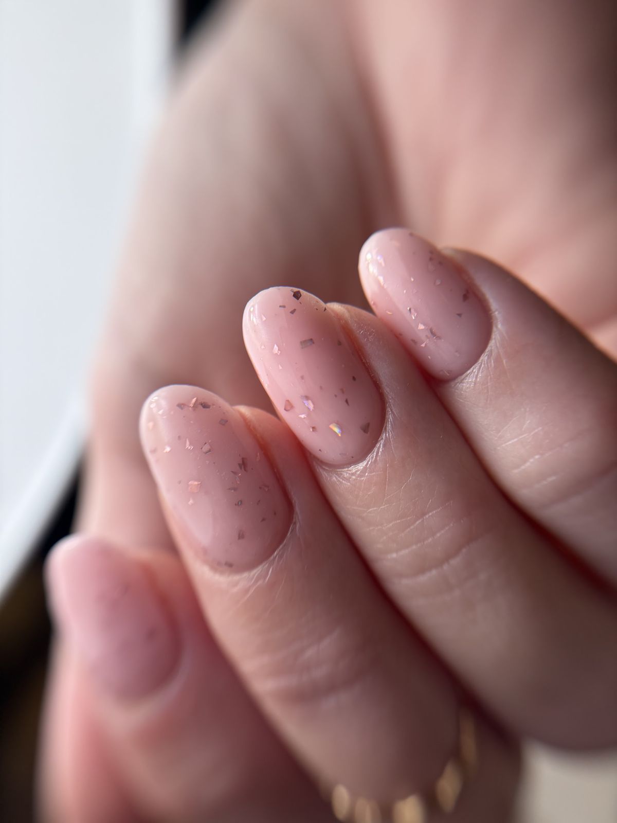 Zachtroze nagels met terrazzo-spikkels