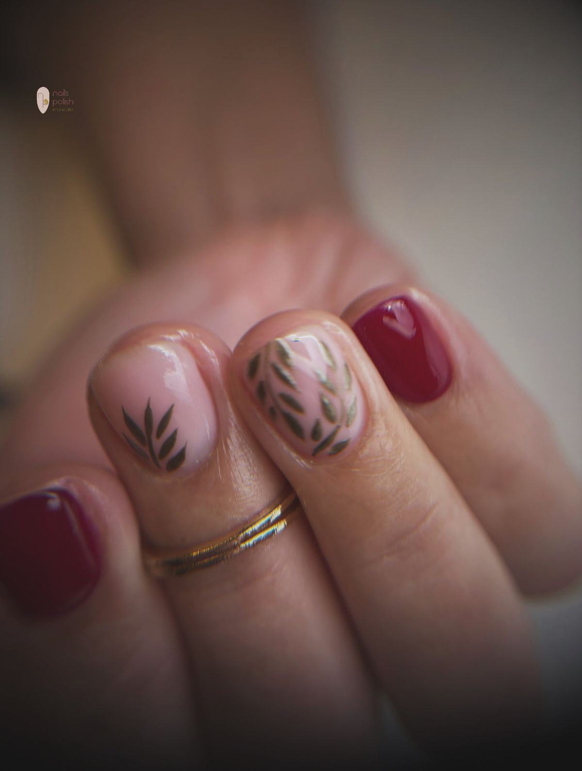 Bordeauxrode en naturel nagels met blaadjes