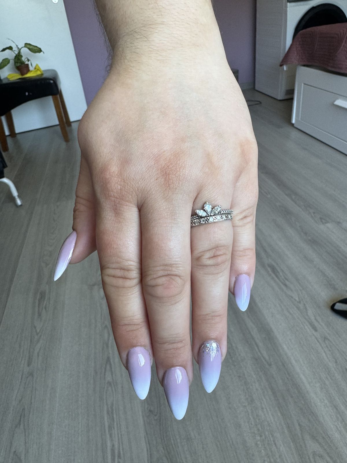 Lila ombre-nagels in de studio van Inez